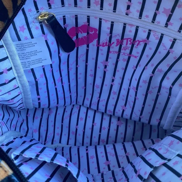 NWT Betsey Johnson Soft and Fuzzy Tiger Backpack with Tail - Picture 8 of 8